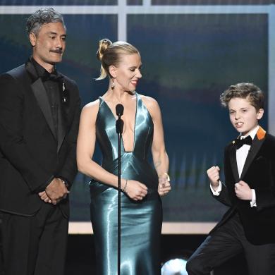 (L-R) Taika Waititi, Scarlett Johansson, and Roman Griffin Davis